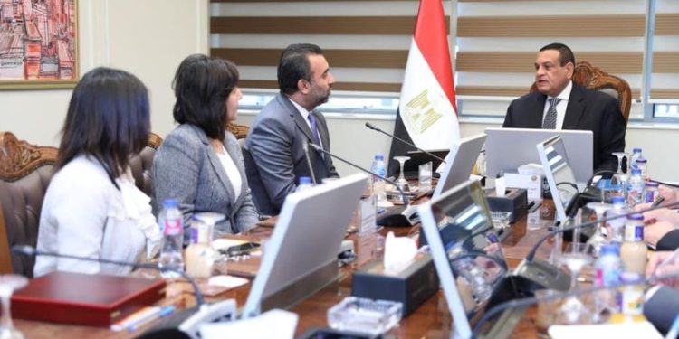 وزير التنمية المحلية يلتقى مسئولي شركة "ميدمارت" للتسويق وتطوير الأعمال لبحث مجالات التعاون المشترك