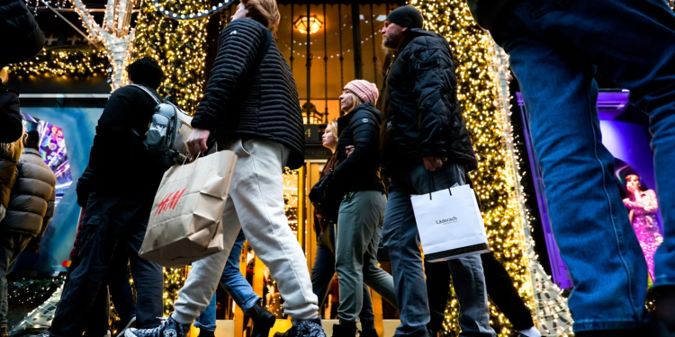 نمو إنفاق المستهلكين في أمريكا يتباطأ خلال موسم العطلات