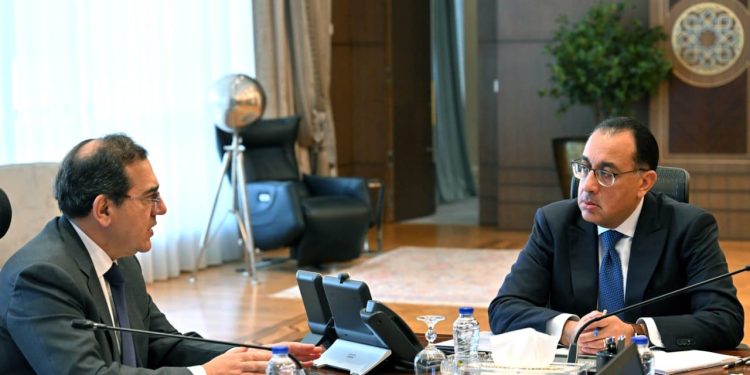 رئيس الوزراء: تذليل المعوقات أمام تنفيذ مشروع تحويل السيارات للغاز