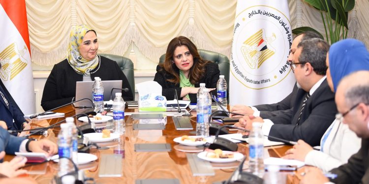 "الهجرة" و "التضامن" تبحثان ملف صندوق طوارئ المصريين بالخارج