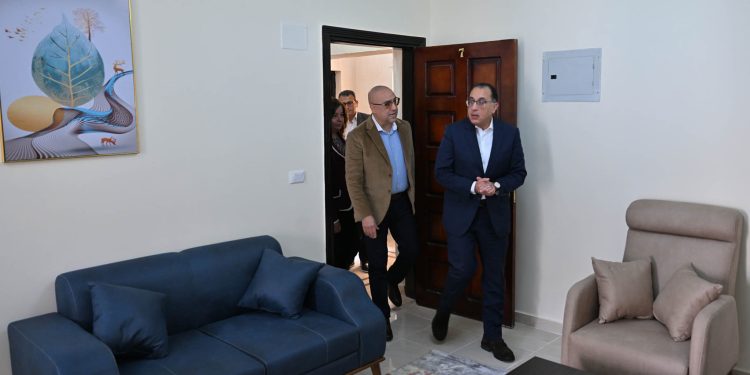 رئيس الوزراء يسلم عقود وحدات سكنية للمستفيدين بالمبادرة الرئاسية "سكن لكل المصريين"بـ "أكتوبر الجديدة"