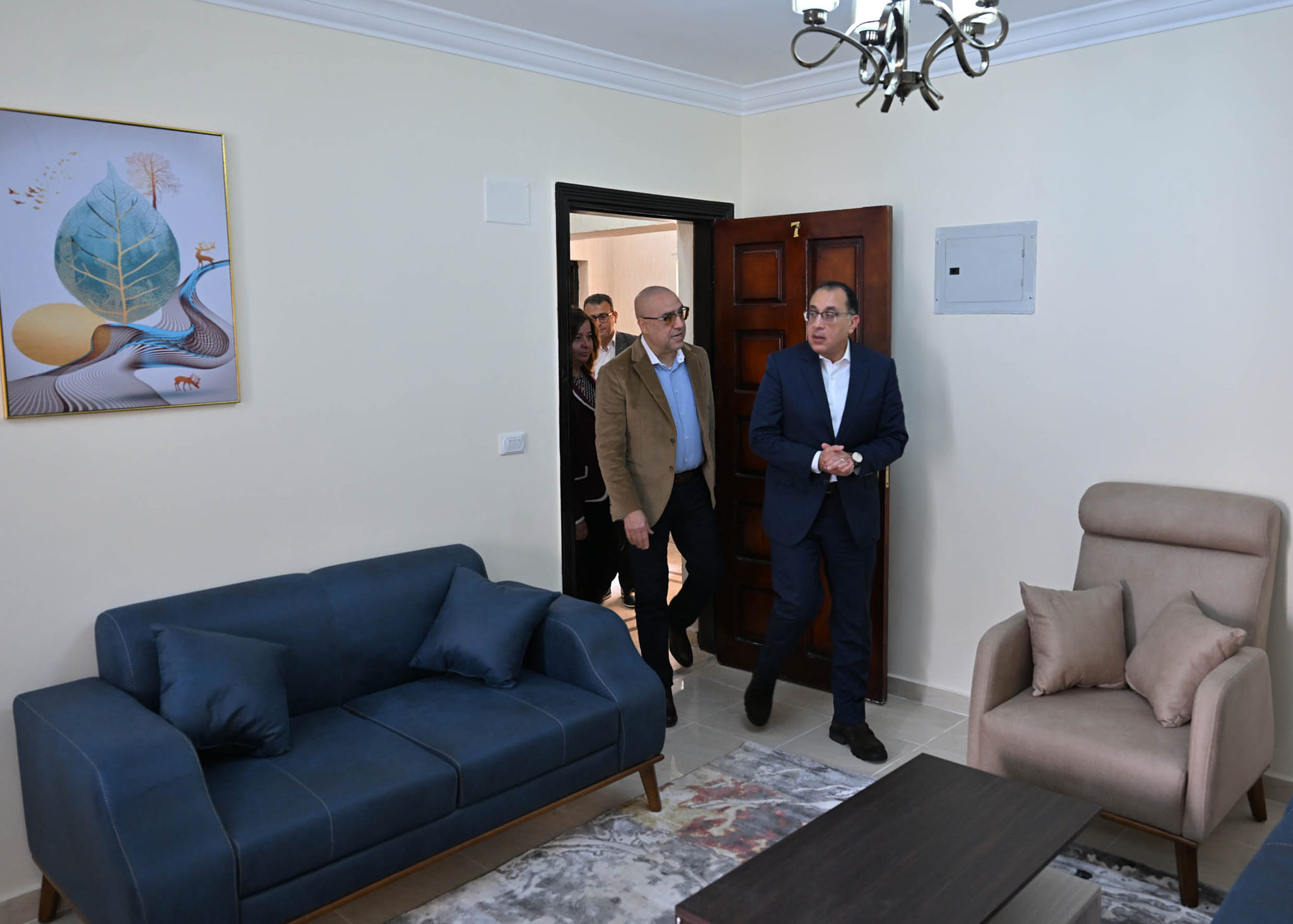 رئيس الوزراء يسلم عقود وحدات سكنية للمستفيدين بالمبادرة الرئاسية "سكن لكل المصريين"بـ "أكتوبر الجديدة"