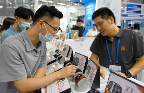شحنات السماعات والساعات الذكية الصينية ترتفع 7.5% الربع الثالث