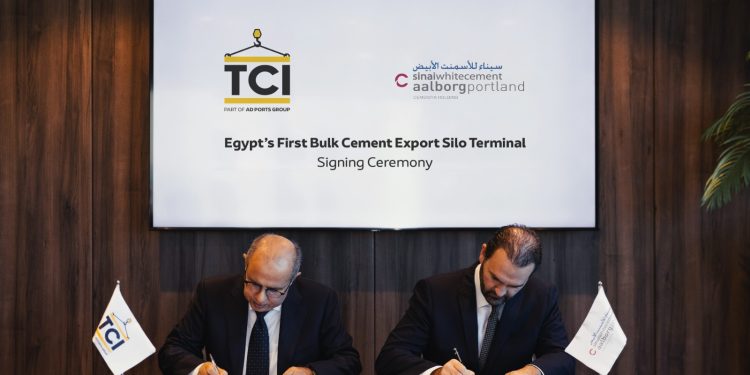 "ترانسكارجو" توقع اتفاقية لبناء أول محطة صوامع لتصدير الأسمنت بمصر