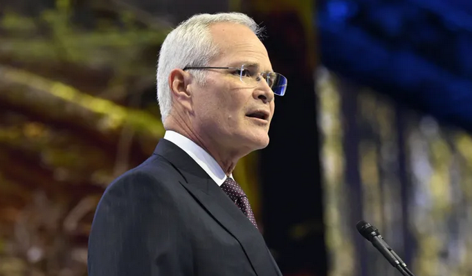 دارين وودز، الرئيس التنفيذي لشركة إكسون موبيل