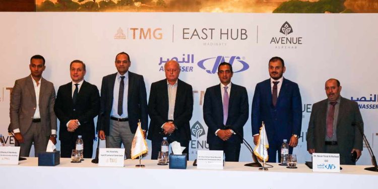 عمر هشام طلعت عقب توقيع اتفاقية مع مجموعة "فيصل الرشيد"