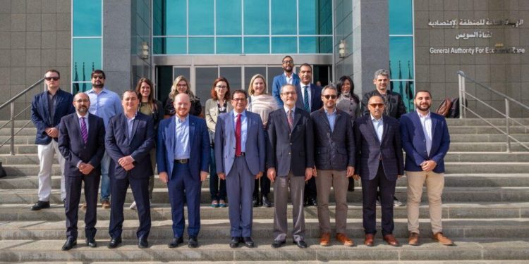 وفد برازيلي في المنطقة الاقتصادية لقناة السويس