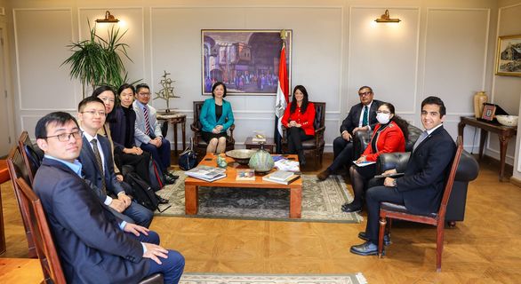 لقاء المشاط مع وفد صندوق طريق الحرير