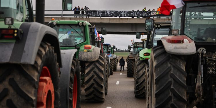 جرارات المزارعين الفرنسيين على أعتاب باريس لمحاصرتها