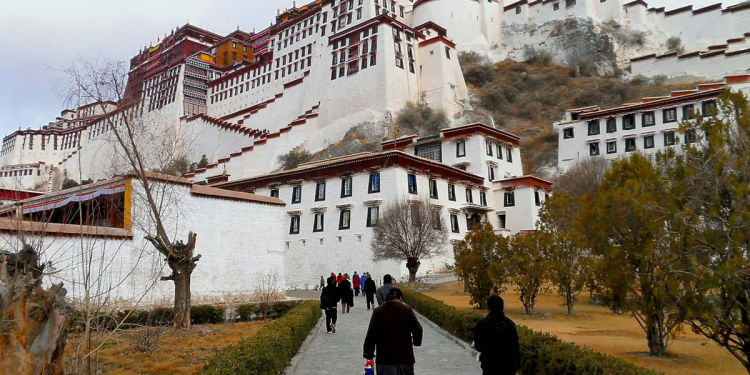 الصين تخصص 80 مليار يوان لمنطقة شيتسانج في 2024