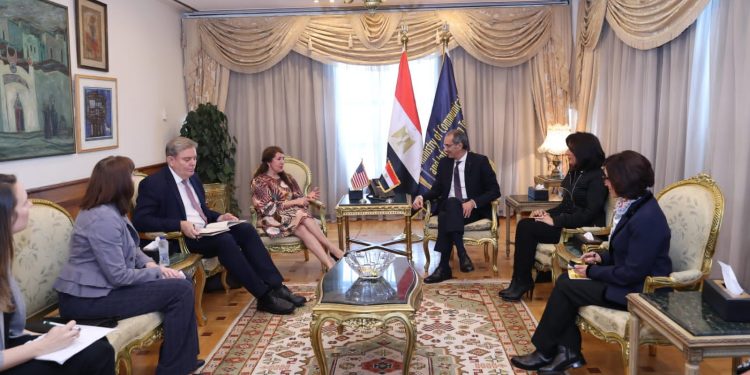 وزير الاتصالات يدعو شركات التعهيد الأمريكية لإقامة مراكز بمصر