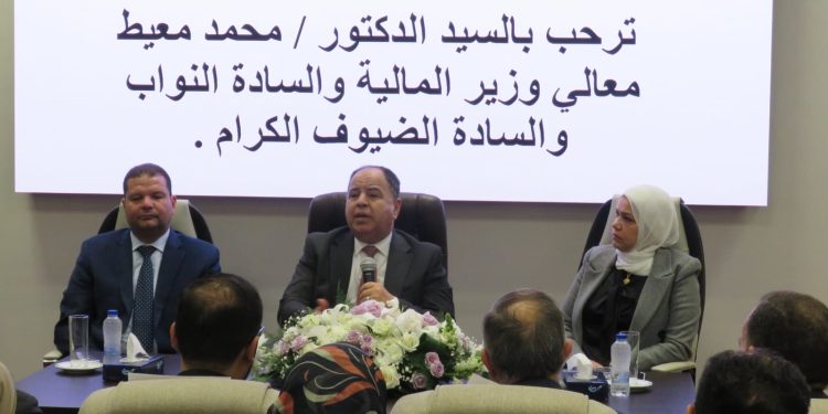 وزير المالية خلال لقائه مع قيادات مصلحة الضرائب