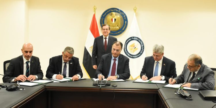 مذكرة تفاهم لإمداد "أبو قير للمغذيات الزراعية" بالهيدروجين الأخضر