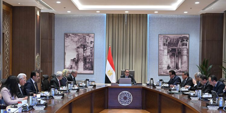 "مدبولي": تدقيق أعداد اللاجئين بمصر وحصر مساهمات الدولة نظير رعايتهم