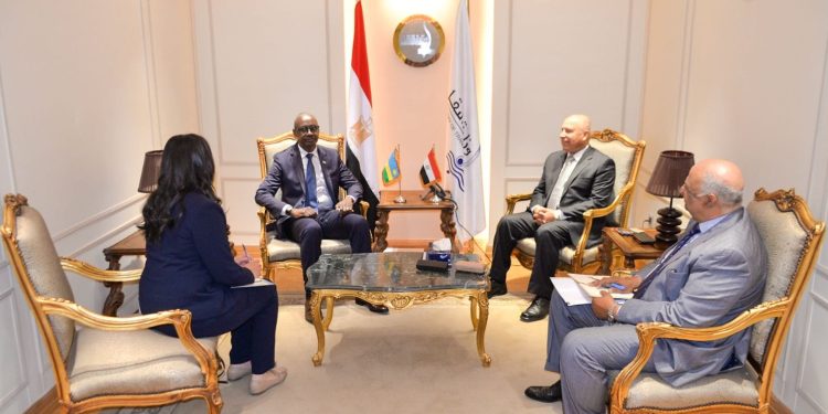 وزير النقل يبحث سبل التعاون بين مصر وروندا في مجالات مختلفة