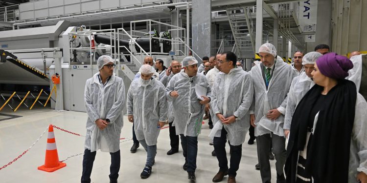 رئيس الوزراء يتفقد مصنع "حياة إيجيبت" للمنتجات الصحية