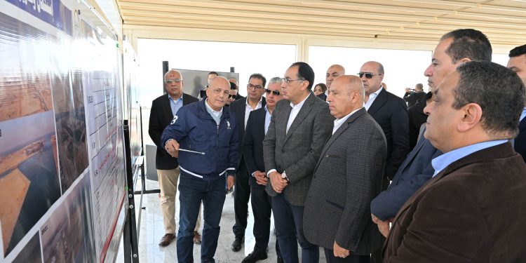 رئيس الوزراء يتفقد أعمال تطوير ميناء السخنة