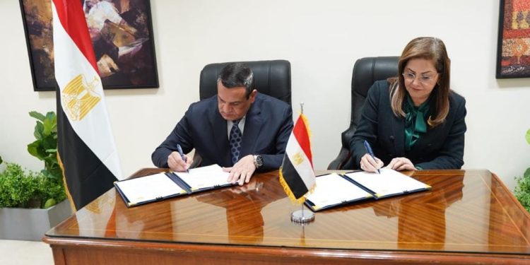 "السعيد" و"آمنة" يوقعان قرار برامج التنمية المحلية المطورة