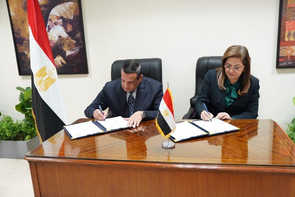 "السعيد" و"آمنة" يوقعان قرار برامج التنمية المحلية المطورة