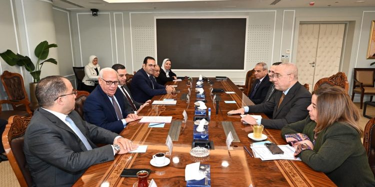 وزير الإسكان يبحث مقترحات تنفيذ مشروعات سكنية بمحافظة بورسعيد