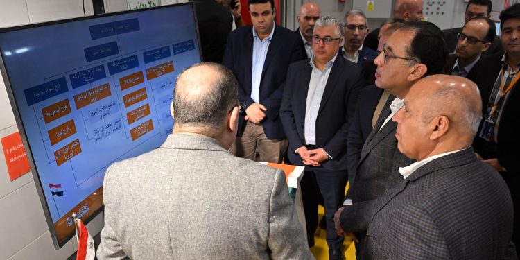 رئيس مجلس الوزراء، أثناء زيارته لمصنع سيراج "فلير" لإنتاج أجهزة الإضاءة