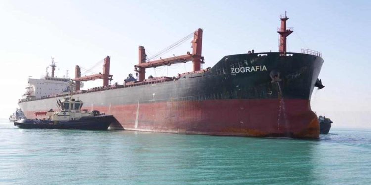 قناة السويس تتولى إصلاح سفينة يونانية بعد تعرضها لهجوم فى البحر الأحمر