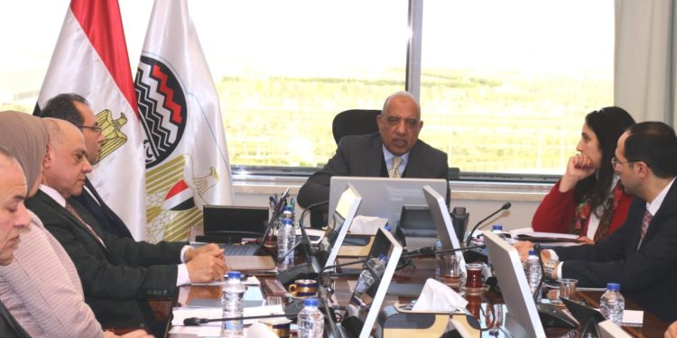 وزير قطاع الأعمال: دراسة لتدبير كميات الأقطان اللازمة لتشغيل مصانع الغزل