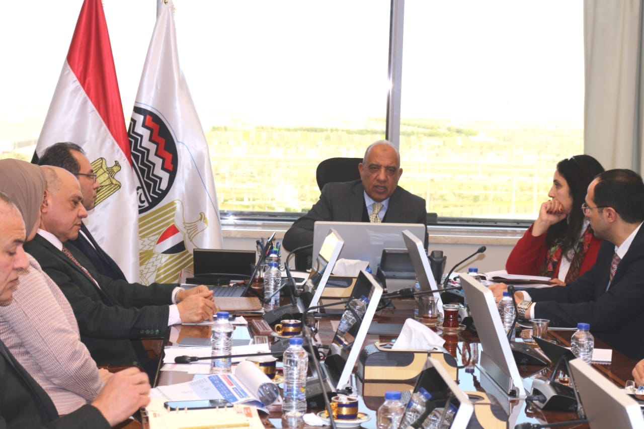 وزير قطاع الأعمال: دراسة لتدبير كميات الأقطان اللازمة لتشغيل مصانع الغزل