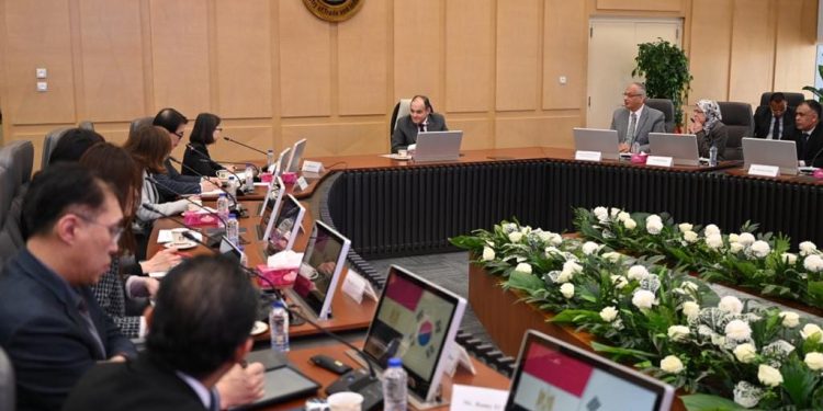 "التجارة" تبحث مع "كويكا" تنفيذ نظام رقمي لإدارة مخاطر رقابة السلع