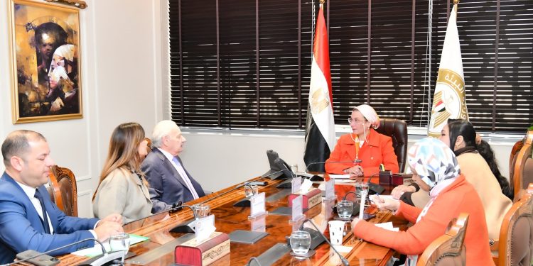 وزيرة البيئة تبحث مع مستثمر الاشتراطات المطلوبة لإنشاء مصنع بسكويت