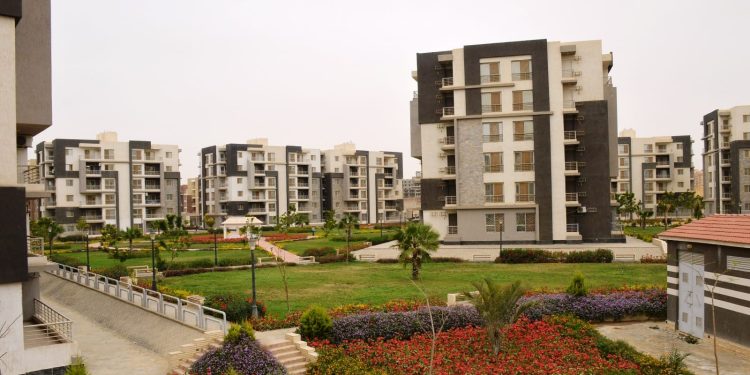 "الجزار" يتابع تنفيذ المشروعات السكنية في مدينة القاهرة الجديدة
