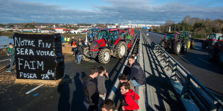 "مزارعي فرنسا" تعلن مواصلة تحركها رغم الاستجابة لبعض مطالبها