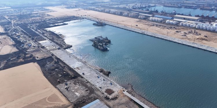 "النقل" تسلم الرصيف الجنوبي لمحطة "تحيا مصر 1" إلى المشغل العالمي