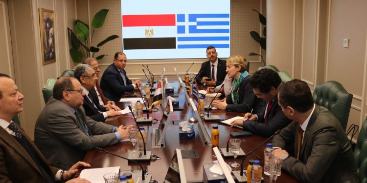 مصر واليونان تبحثان مستجدات الربط الكهربائي بينهما
