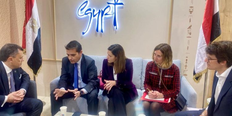 وزير السياحة يبحث مع شركات الطيران الإسبانية تعزيز التعاون المشترك 