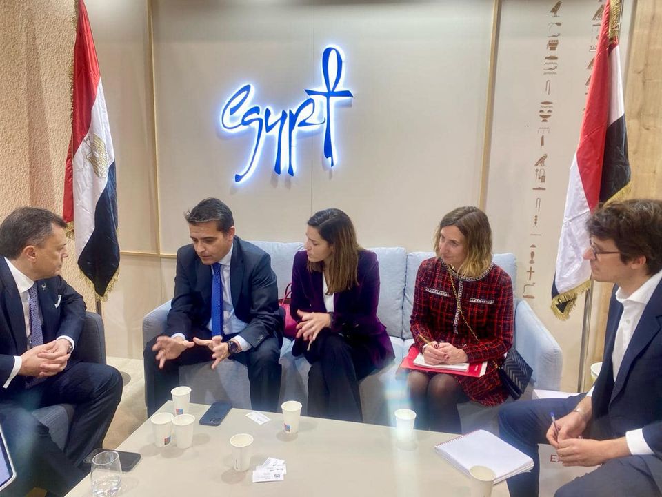 وزير السياحة يبحث مع شركات الطيران الإسبانية تعزيز التعاون المشترك 