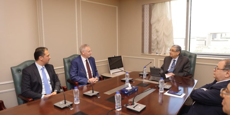 "الكهرباء" تبحث التعاون مع "سيمنس" بمجالات الطاقة والهيدروجين الأخضر