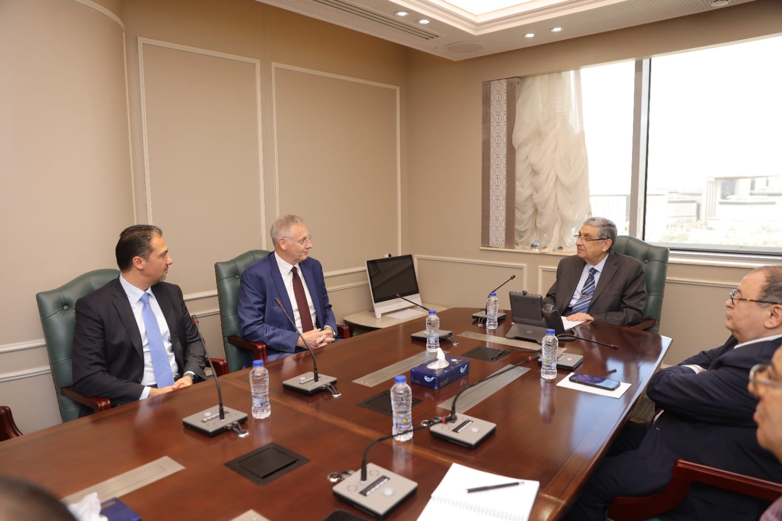 "الكهرباء" تبحث التعاون مع "سيمنس" بمجالات الطاقة والهيدروجين الأخضر