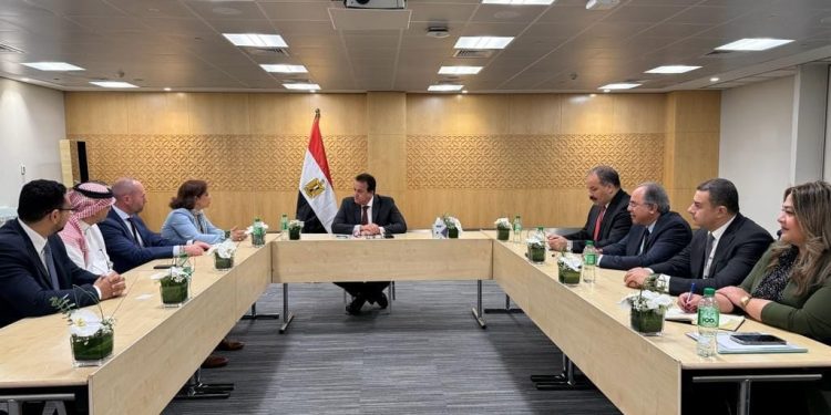 "الصحة" تبحث مع "جونسون آند جونسون" تعزيز التعاون بقطاع الأجهزة الطبية