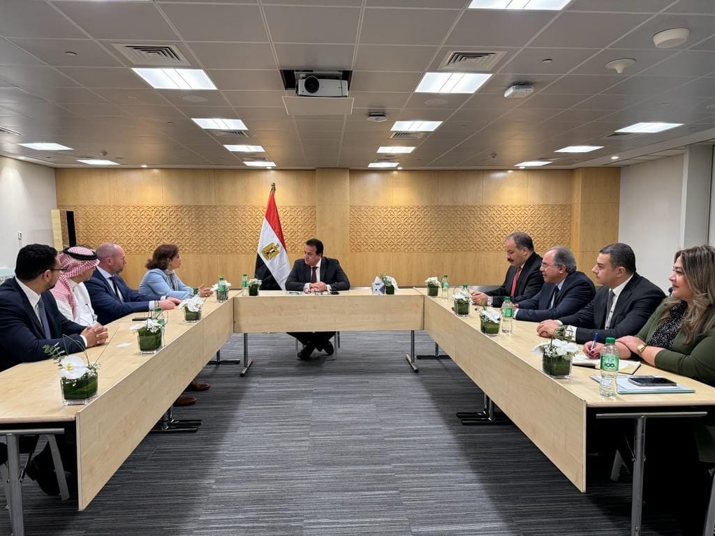 "الصحة" تبحث مع "جونسون آند جونسون" تعزيز التعاون بقطاع الأجهزة الطبية