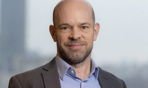 بول ديفيز، كاتب مقالات رأى لدى وكالة «بلومبرج»