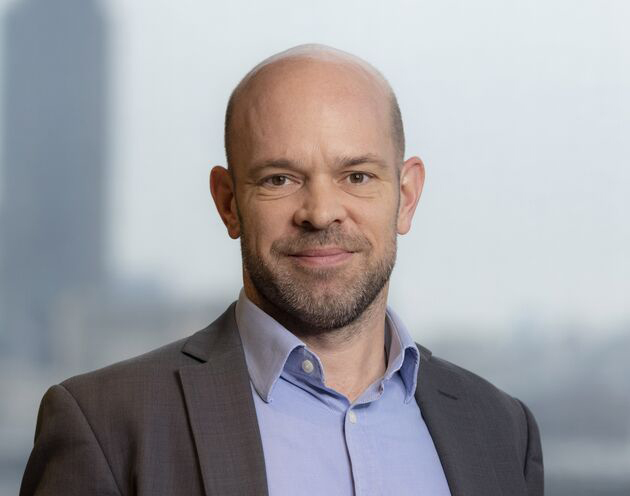 بول ديفيز، كاتب مقالات رأى لدى وكالة «بلومبرج»