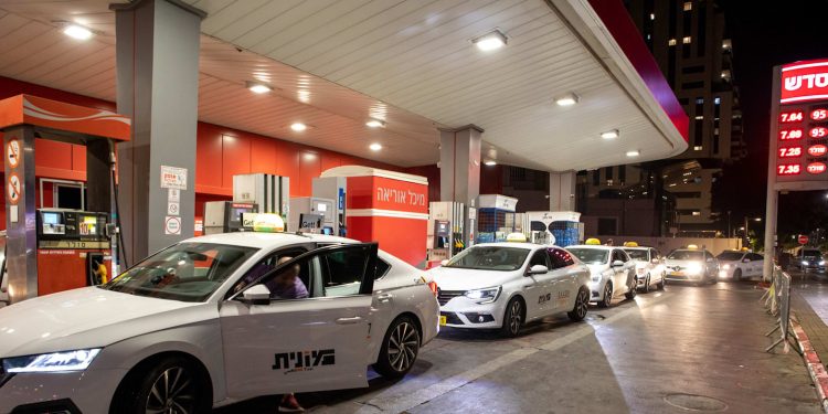 الإسرائيليون يستقبلون 2024 بزيادة مفاجئة فى أسعار البنزين
