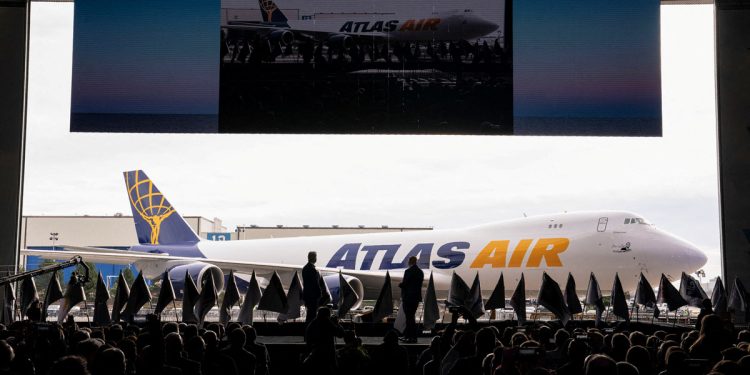 تحقيق أمريكي بشأن تعطل محرك طائرة "بوينج 747" فوق مطار ميامي