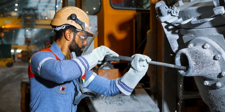 عامل في شركة ألمنيوم البحرين