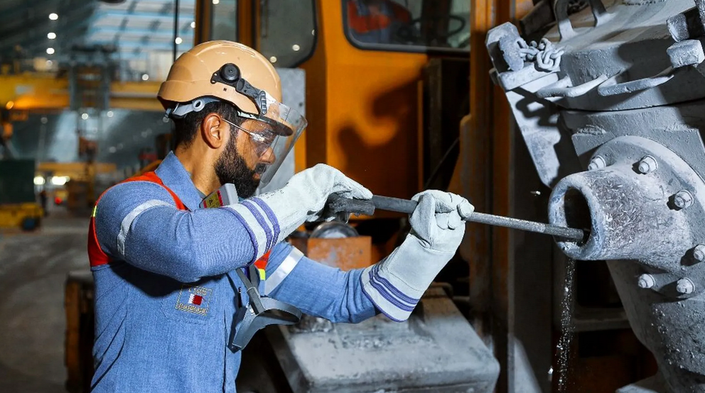 عامل في شركة ألمنيوم البحرين