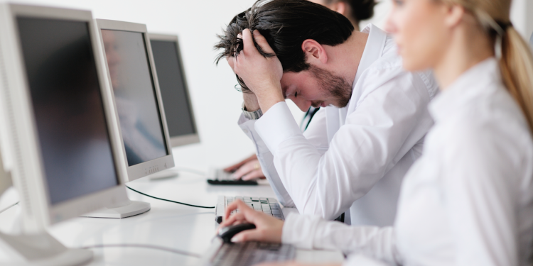 موظفون أثناء العمل