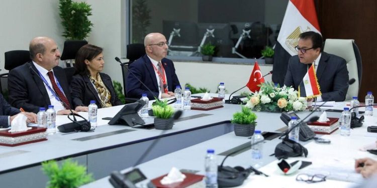 خالد عبدالغفار، وزير الصحة والسكان، ووفدا من الجمعية التركية لزراعة الأعضاء