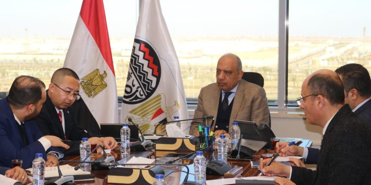 الحكومة تبحث التعاون بين "سيناء للمنجنيز" و"جوشي" في تنقية خام "الكاولين"