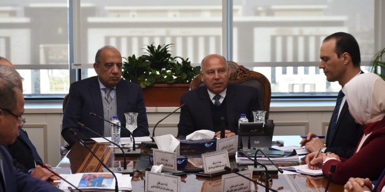 "النقل" و"قطاع الأعمال" تبحثان التعاون لتوطين صناعة الأتوبيسات بمصر